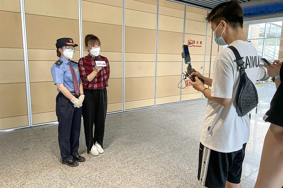 记者进行现场采访的真实摄影
