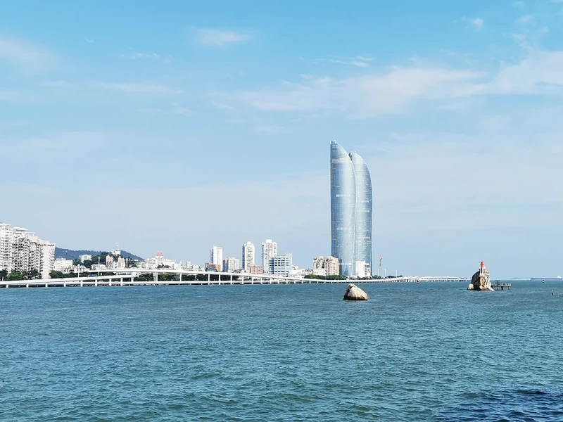 厦门海湾与世茂双子塔城市景观